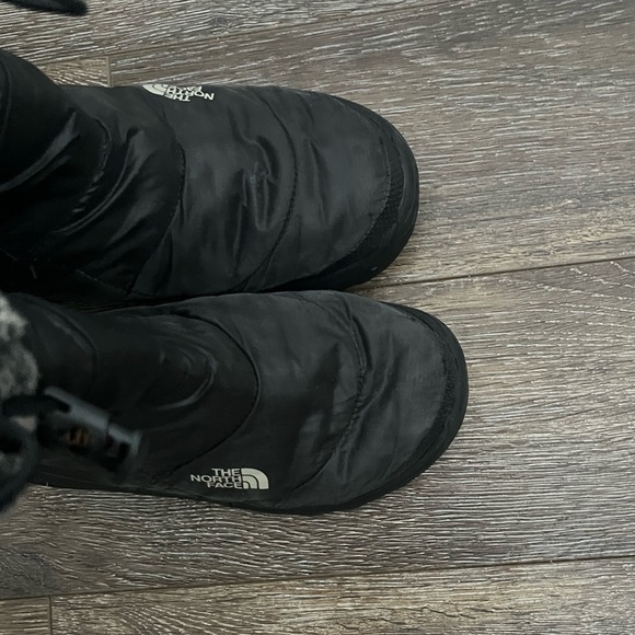 Girls The North Face Black Goose Down Slip on Boots - Picture 11 of 11